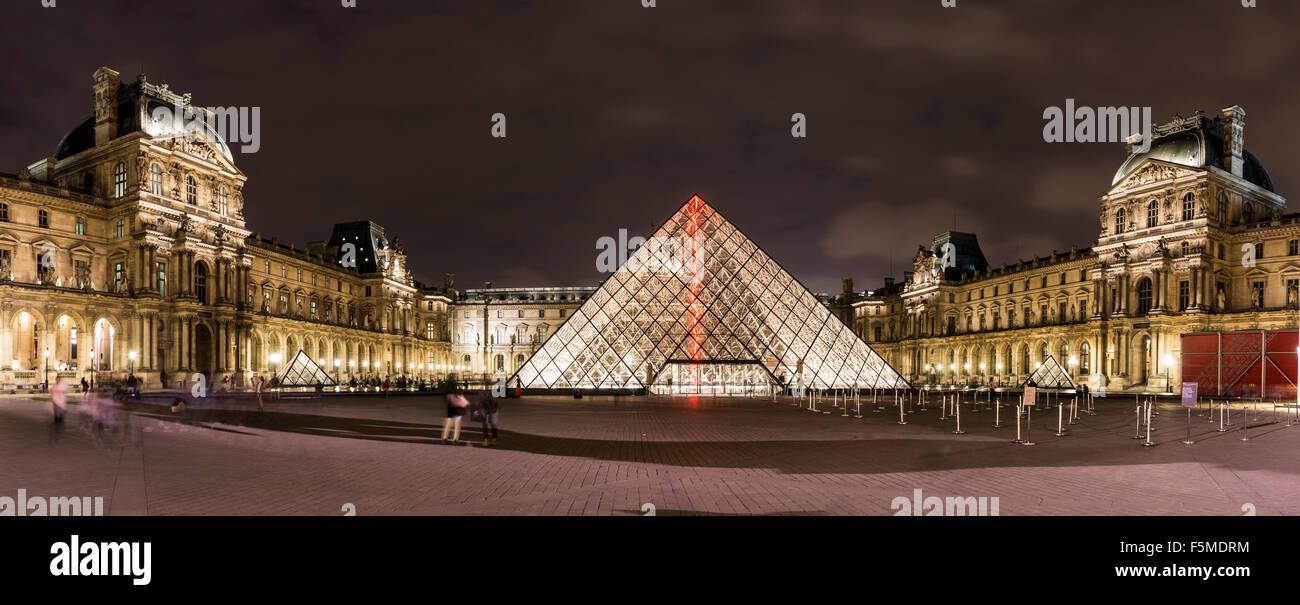 Il Pavillion Richelieu, piramide in vetro ingresso, Palais du Louvre, scena notturna, Parigi, Ile-de-France, Francia Foto Stock