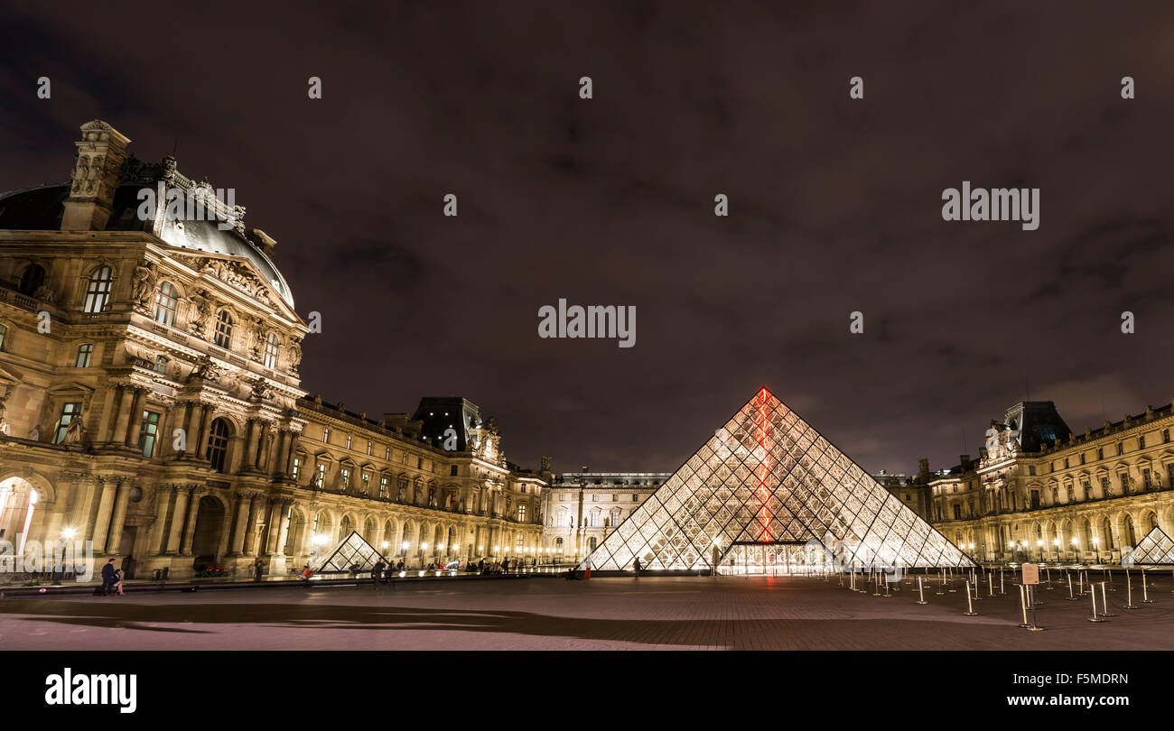 Il Pavillion Richelieu, piramide in vetro ingresso, Palais du Louvre, scena notturna, Parigi, Ile-de-France, Francia Foto Stock