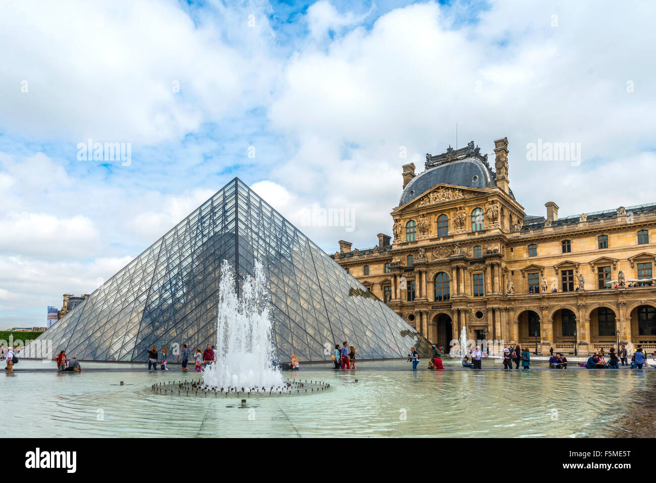 Fontana, entrata di vetro piramide, nella parte anteriore del Pavillon Richelieu, Palais du Louvre, l'Ile-de-France, Parigi, Francia Foto Stock