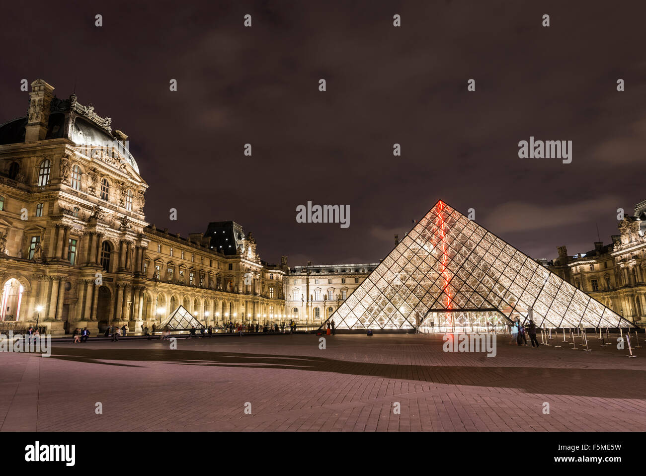 Il Pavillion Richelieu, piramide in vetro ingresso, Palais du Louvre, scena notturna, Parigi, Ile-de-France, Francia Foto Stock