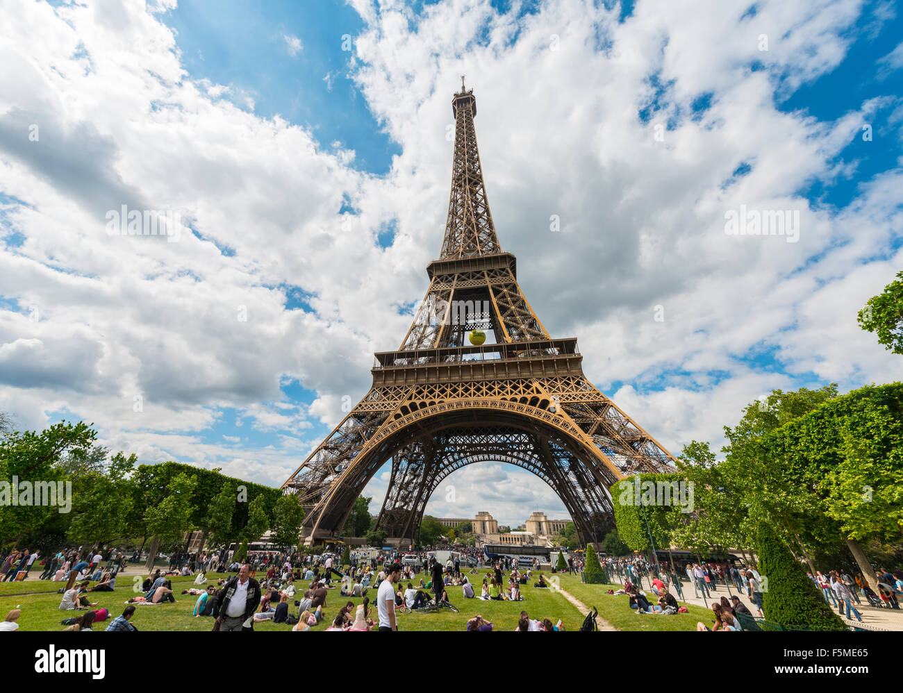 Torre Eiffel, Tour Eiffel e dagli Champs de Mars, Parigi, Ile-de-France, Francia Foto Stock