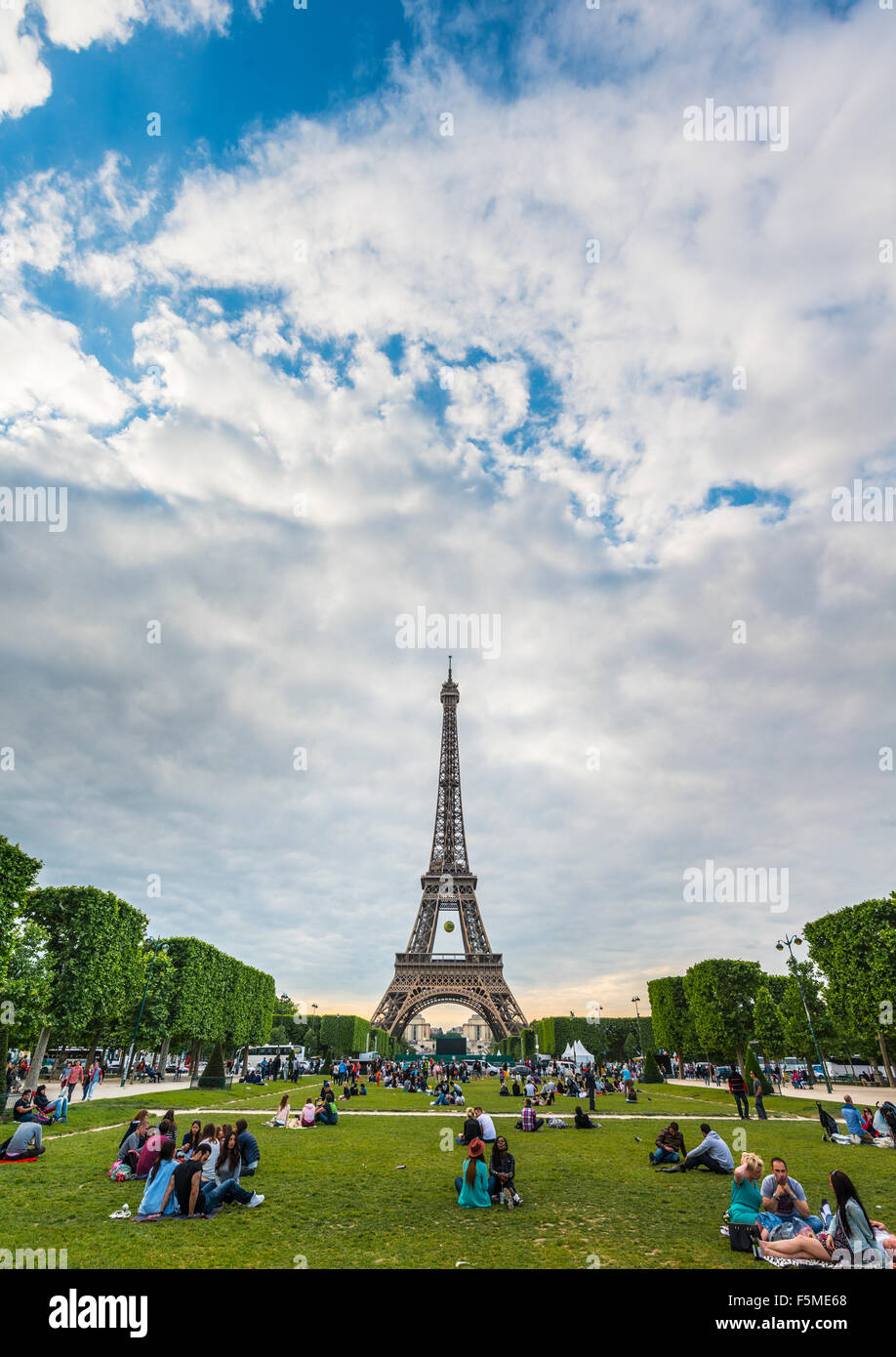 Torre Eiffel, Tour Eiffel e dagli Champs de Mars, Parigi, Ile-de-France, Francia Foto Stock