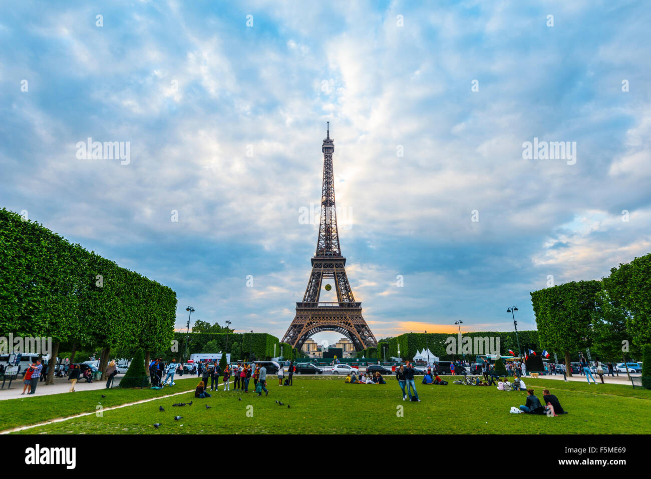 Torre Eiffel, Tour Eiffel e dagli Champs de Mars, Parigi, Ile-de-France, Francia Foto Stock