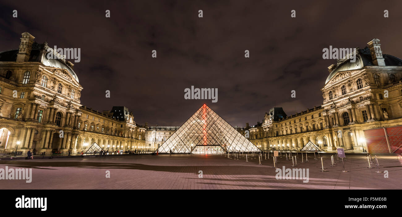 Il Pavillion Richelieu, piramide in vetro ingresso, Palais du Louvre, scena notturna, Parigi, Ile-de-France, Francia Foto Stock
