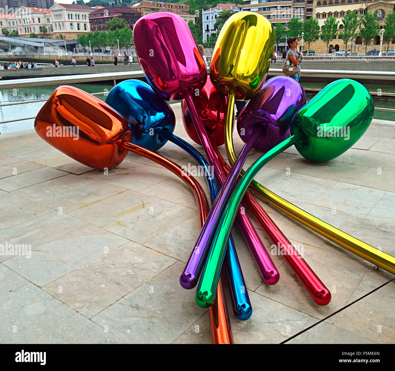 I tulipani, scultura di Jeff Koons nella parte anteriore del Museo Guggenheim, Bilbao, Paesi Baschi Foto Stock