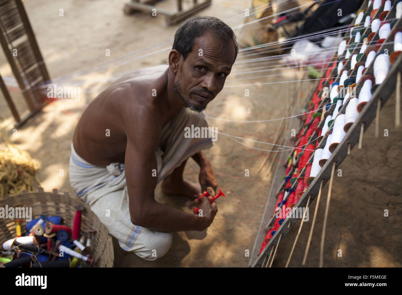 Nov. 6, 2015 - Gazipur, BANGLADESH - Dhaka, Bangladesh 06 novembre:persone rurali in Bangladesh lavora con ruota di filatura vicino a Dacca, il 06 novembre 2015..quasi i tre quarti della popolazione vive in zone rurali. Le famiglie nelle zone rurali del Bangladesh si basano principalmente sull'agricoltura,pollame e la pesca per il loro reddito quotidiano..Al Summit sullo Sviluppo sostenibile il 25 settembre 2015, gli Stati membri delle Nazioni Unite adotteranno le 2030 Agenda per lo sviluppo sostenibile, che include un set di 17 Obiettivi di Sviluppo Sostenibile (SDGs) per porre fine alla povertà, lotta di disuguaglianza e di ingiustizia e di affrontare i cambiamenti climatici entro il 2030 Foto Stock