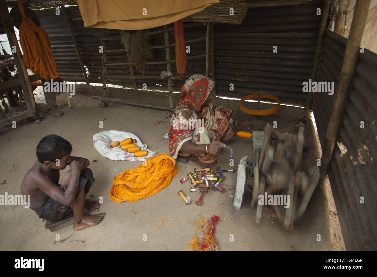 Nov. 6, 2015 - Gazipur, BANGLADESH - Dhaka, Bangladesh 06 novembre:persone rurali in Bangladesh lavora con ruota di filatura vicino a Dacca, il 06 novembre 2015..quasi i tre quarti della popolazione vive in zone rurali. Le famiglie nelle zone rurali del Bangladesh si basano principalmente sull'agricoltura,pollame e la pesca per il loro reddito quotidiano..Al Summit sullo Sviluppo sostenibile il 25 settembre 2015, gli Stati membri delle Nazioni Unite adotteranno le 2030 Agenda per lo sviluppo sostenibile, che include un set di 17 Obiettivi di Sviluppo Sostenibile (SDGs) per porre fine alla povertà, lotta di disuguaglianza e di ingiustizia e di affrontare i cambiamenti climatici entro il 2030 Foto Stock