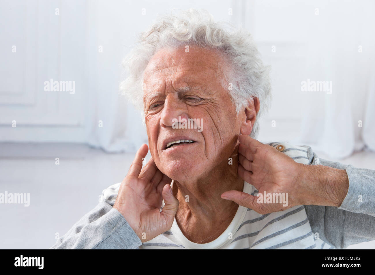 Dolore al collo Foto Stock