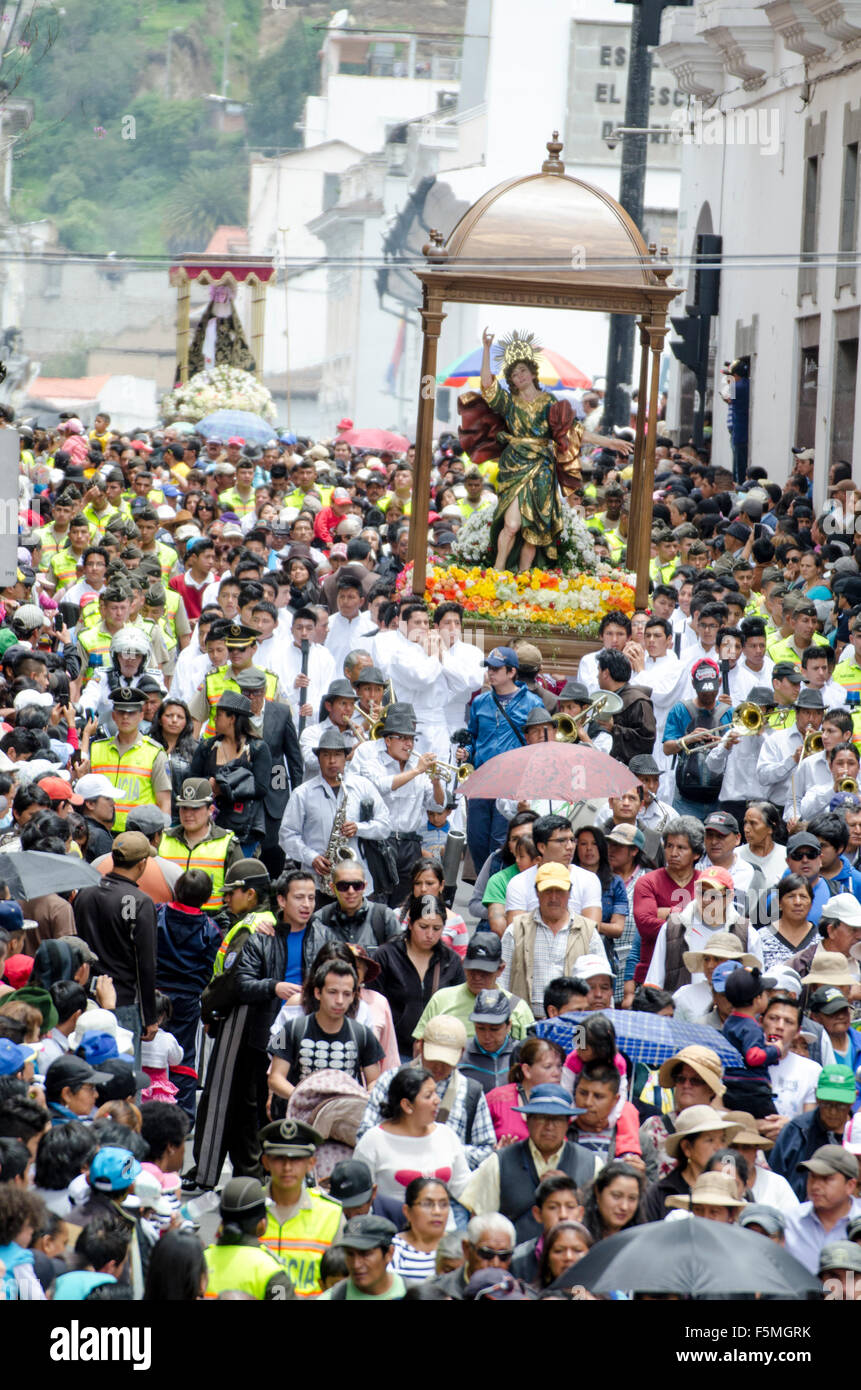 Statue essendo portati dai fedeli in processione del Venerdì Santo, Quito Ecuador Foto Stock