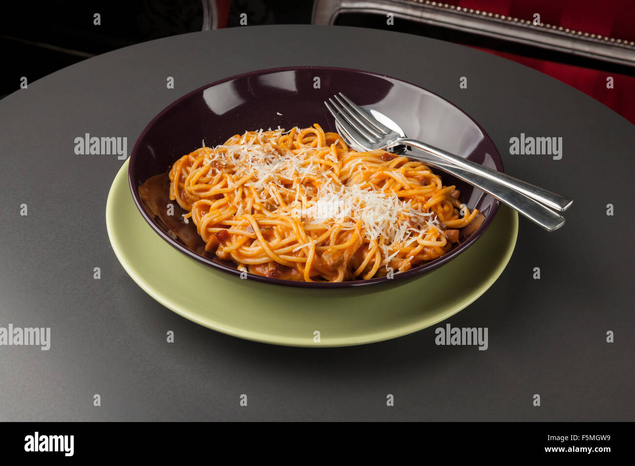 Spaghetti bolognese, cibo italiano sulla piastra Foto Stock