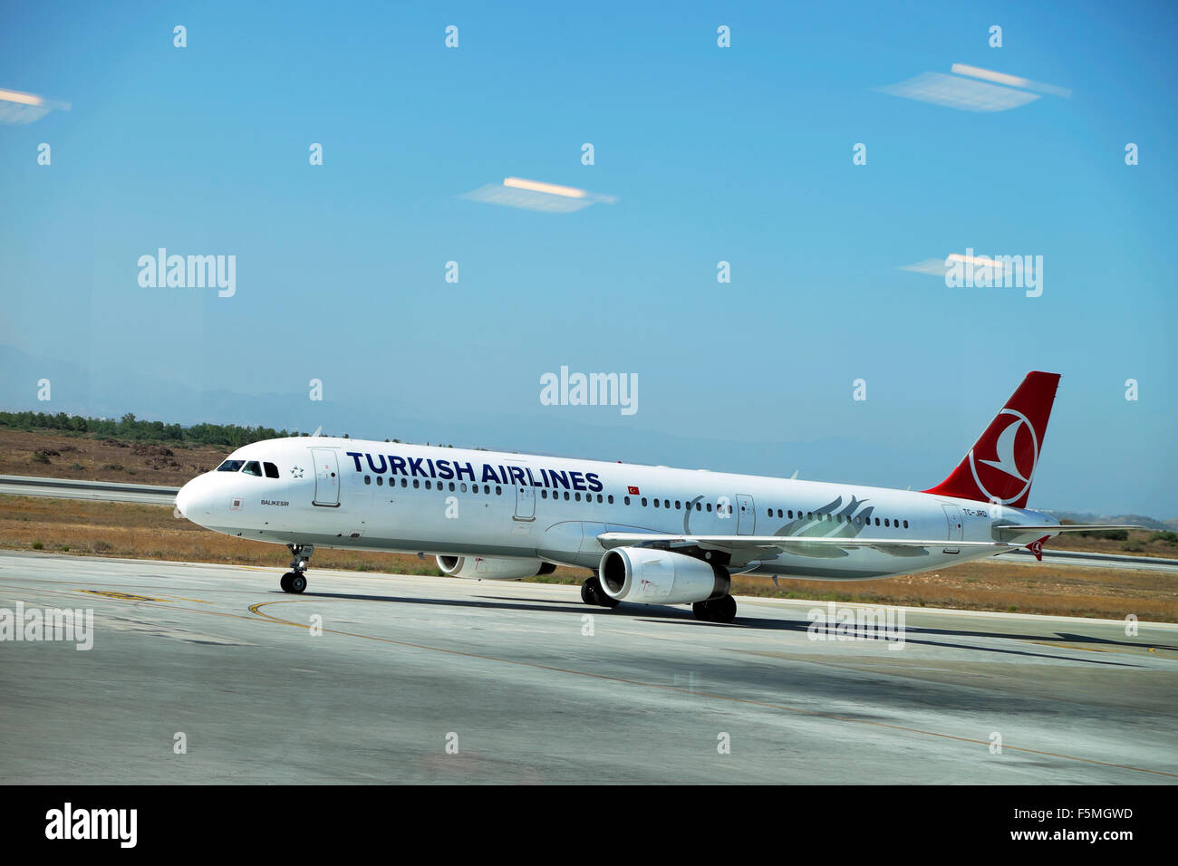 La Turkish Airlines piano in piedi sull'asfalto visto dall'interno Ercan Airport in Nicosia Cipro del Nord KATHY DEWITT Foto Stock