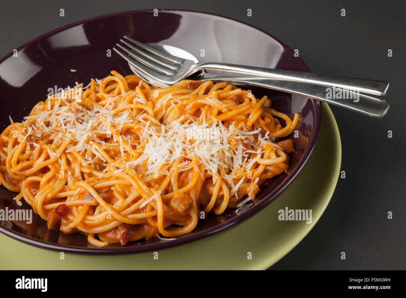 Spaghetti bolognese, cibo italiano sulla piastra Foto Stock