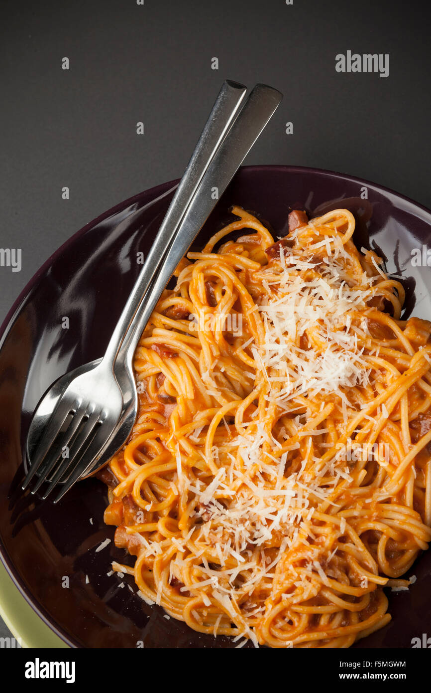Spaghetti bolognese, cibo italiano sulla piastra Foto Stock