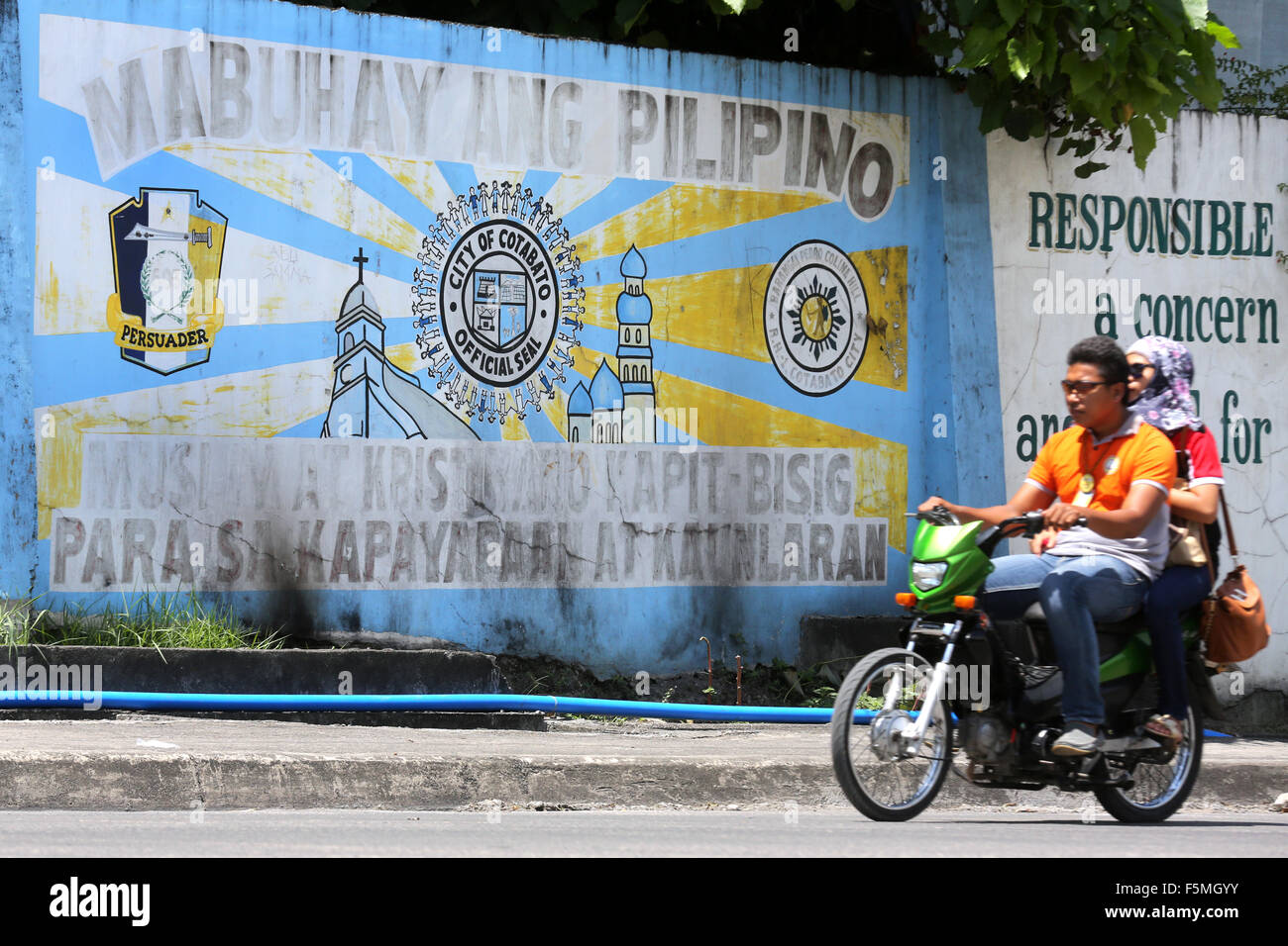 Guarnizione di tenuta della città della città di Cotabato su una parete a Cotabato. Sull isola di Mindanao, Filippine. Traduzione: Lunga vita alle Filippine - Musulmani e Cristiani mano nella mano per la pace e lo sviluppo. Foto Stock