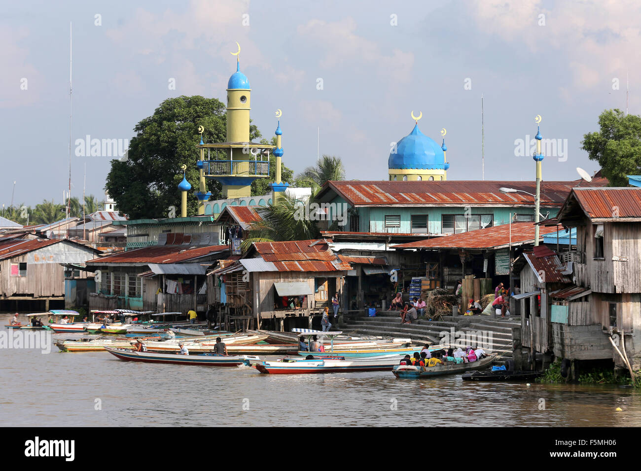 Barche sul fiume Tamontaka, città di Cotabato, sull isola di Mindanao, nelle Filippine, in Asia Foto Stock