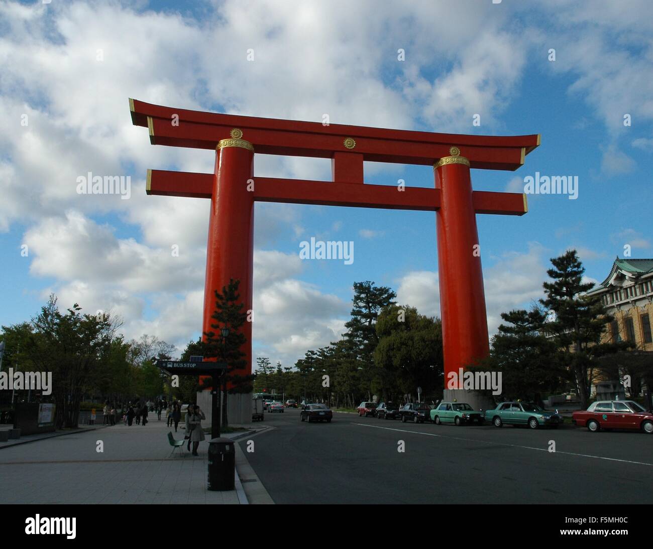 Il massiccio principale porta torii presso il Tempio Heian a Kyoto, Giappone Foto Stock