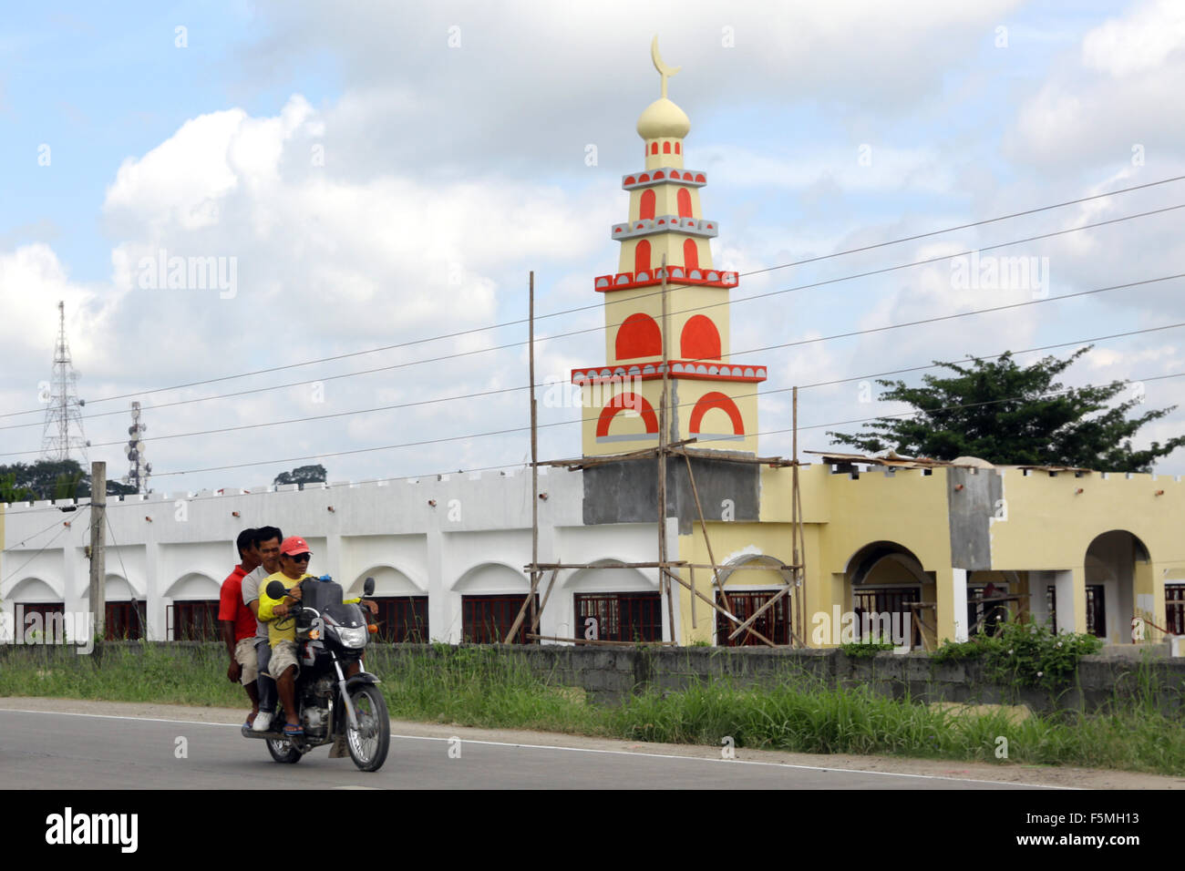 La guida della moto lungo una moschea su una strada di Cotabato, sull isola di Mindanao, Filippine Asia Foto Stock