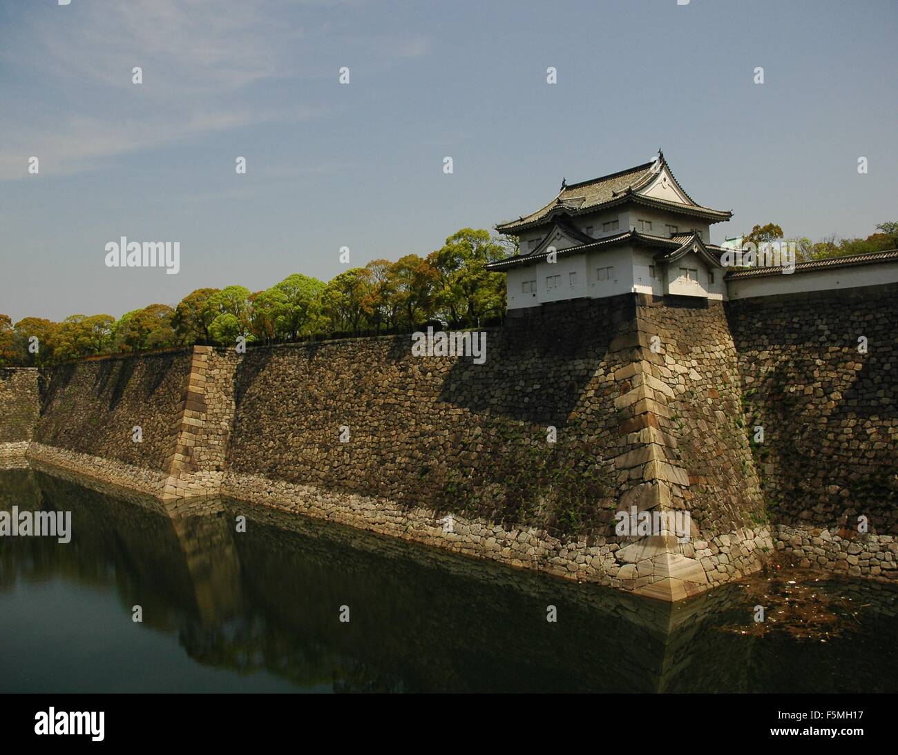 Il terrapieno e fossato acqua presso il Castello di Osaka Foto Stock