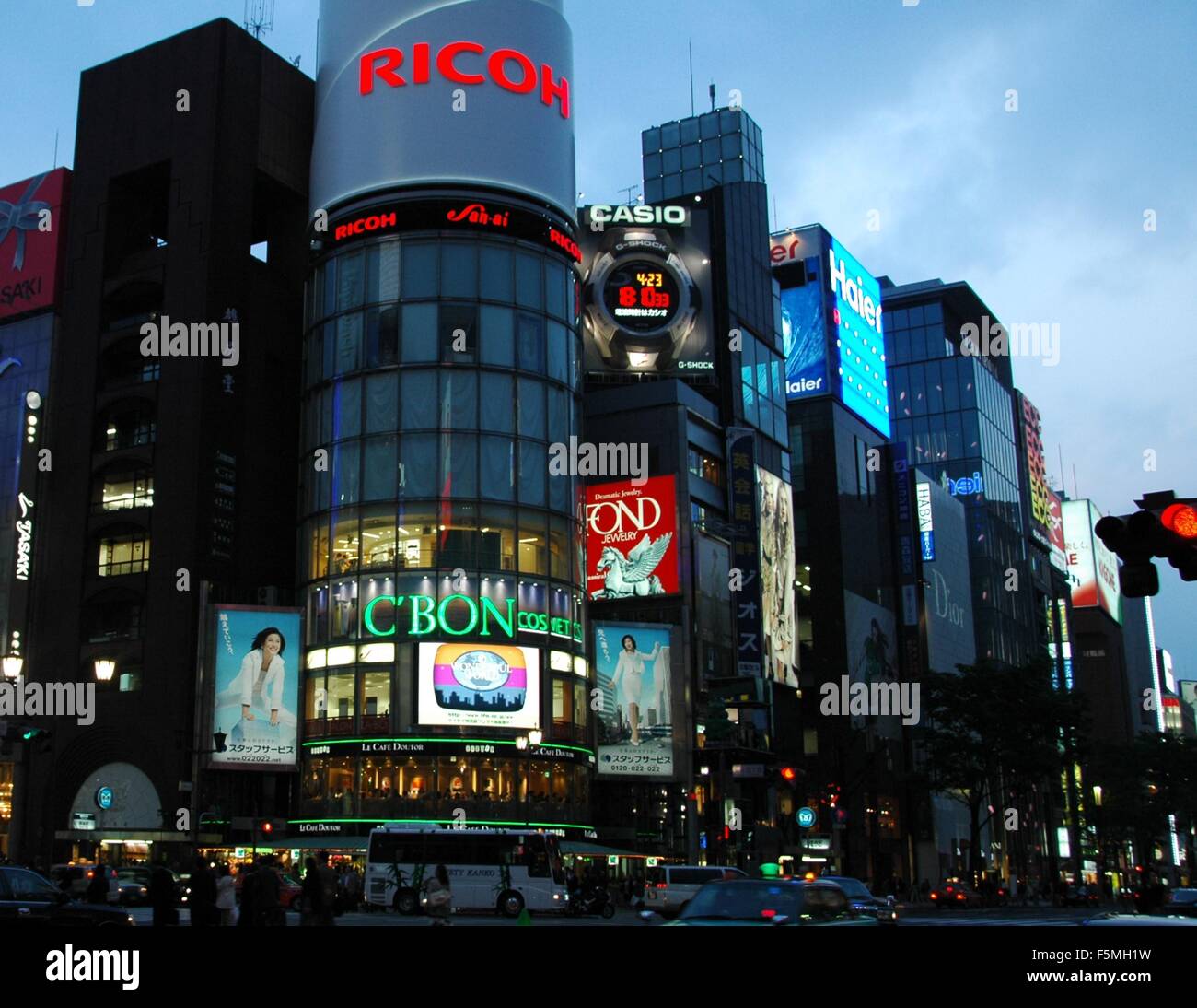 Traffico di sera a Ginza, Tokyo, Giappone Foto Stock