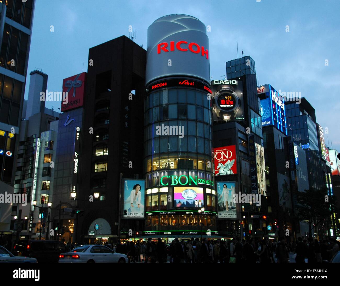 Traffico di sera a Ginza, Tokyo, Giappone Foto Stock