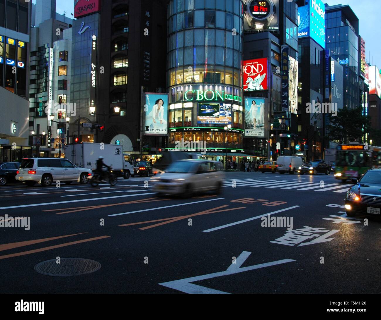 Traffico di sera a Ginza, Tokyo, Giappone Foto Stock