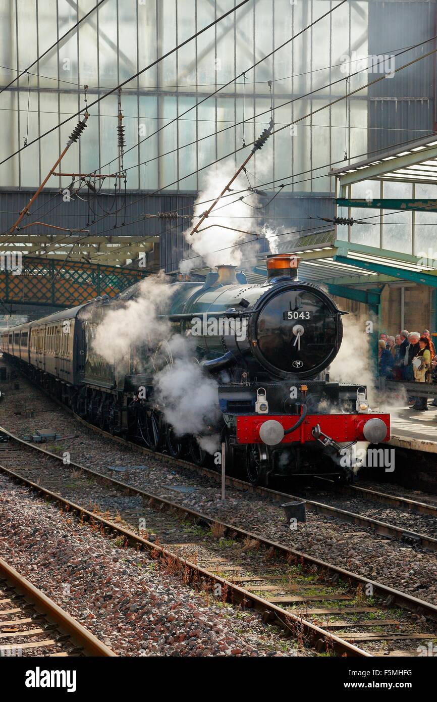 Treno a vapore GWR Classe Castello 4-6-0 5043 Earl di Mount Edgcumbe. Carlisle stazione ferroviaria, Carlisle, Cumbria, Regno Unito. Foto Stock