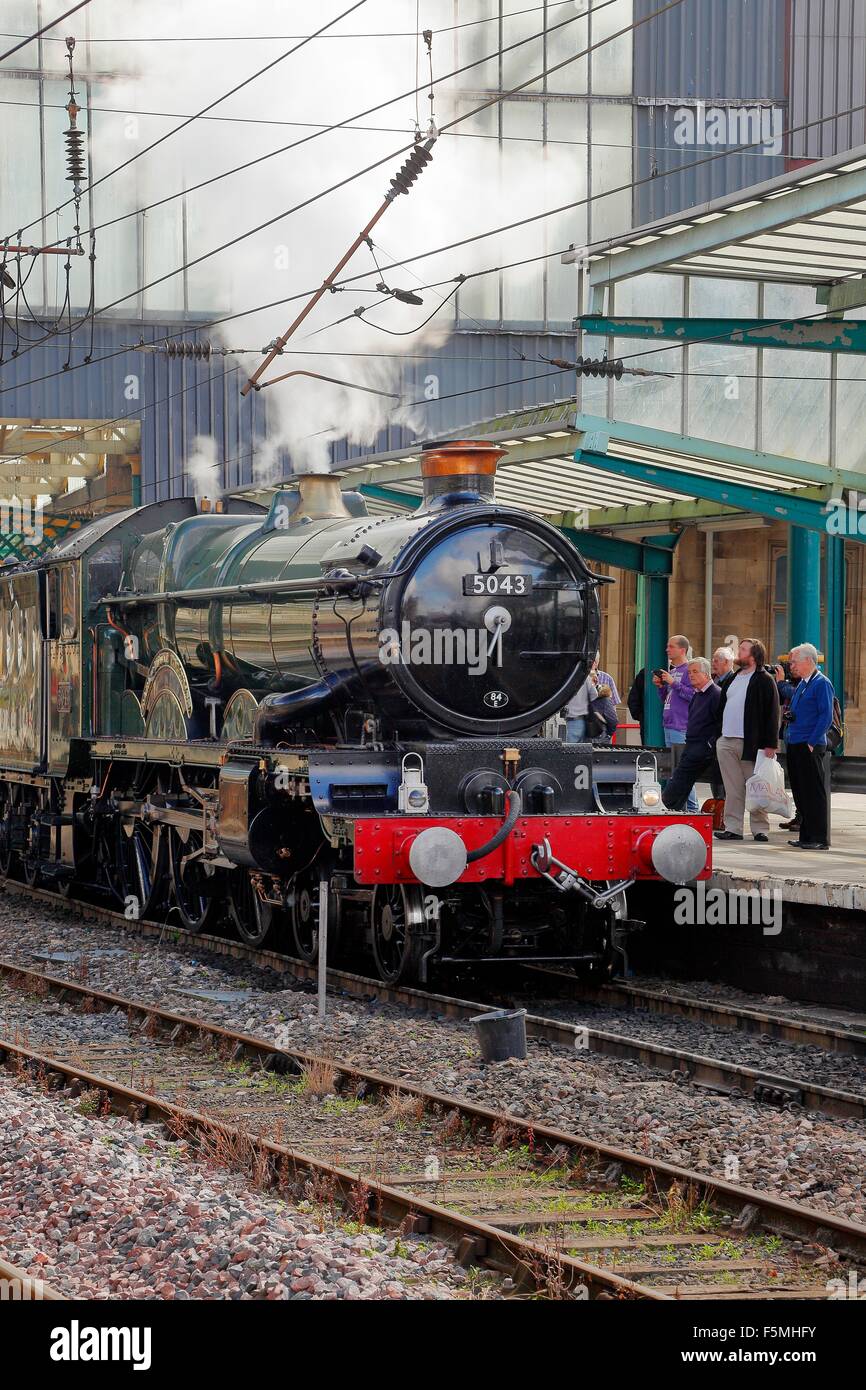 Treno a vapore GWR Classe Castello 4-6-0 5043 Earl di Mount Edgcumbe. Carlisle stazione ferroviaria, Carlisle, Cumbria, Regno Unito. Foto Stock