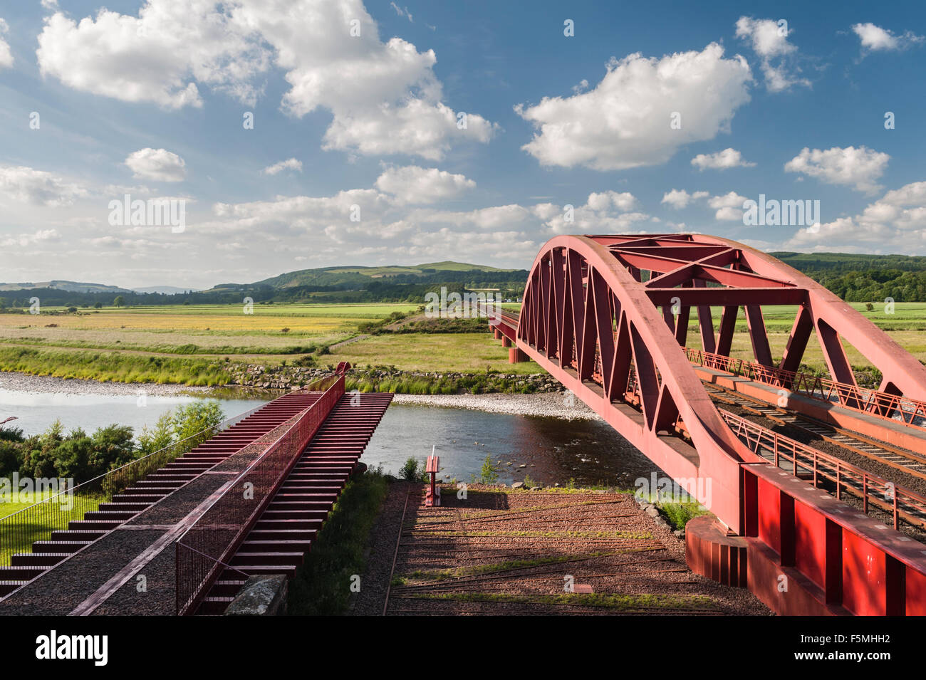 Ponte ferroviario sul Fiume Nith a Portrack, vicino a Dumfries in Scozia SW. Progettato dall'architetto Charles Jencks Foto Stock