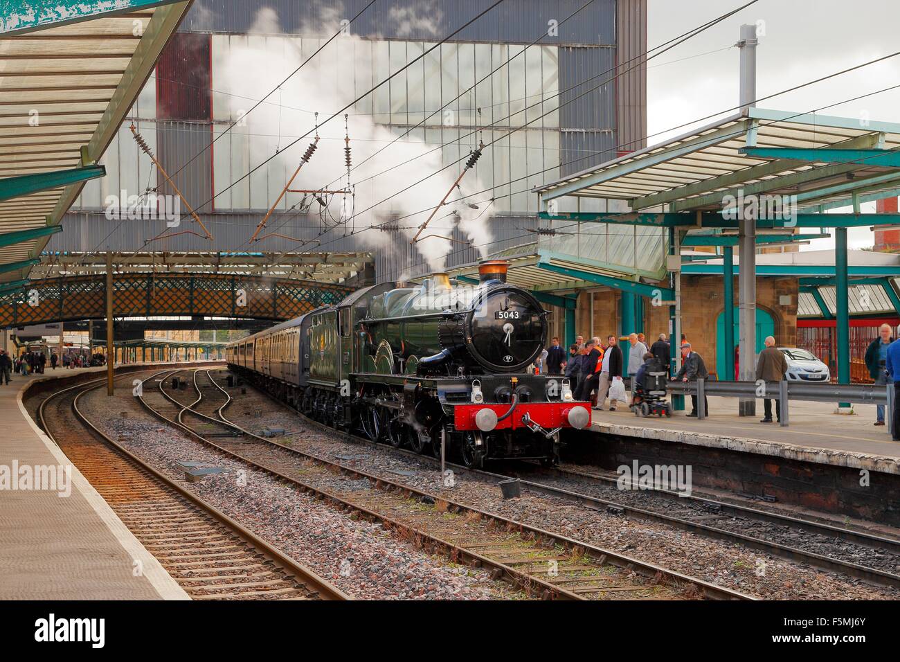 Treno a vapore GWR Classe Castello 4-6-0 5043 Earl di Mount Edgcumbe. Carlisle stazione ferroviaria, Carlisle, Cumbria, Regno Unito. Foto Stock
