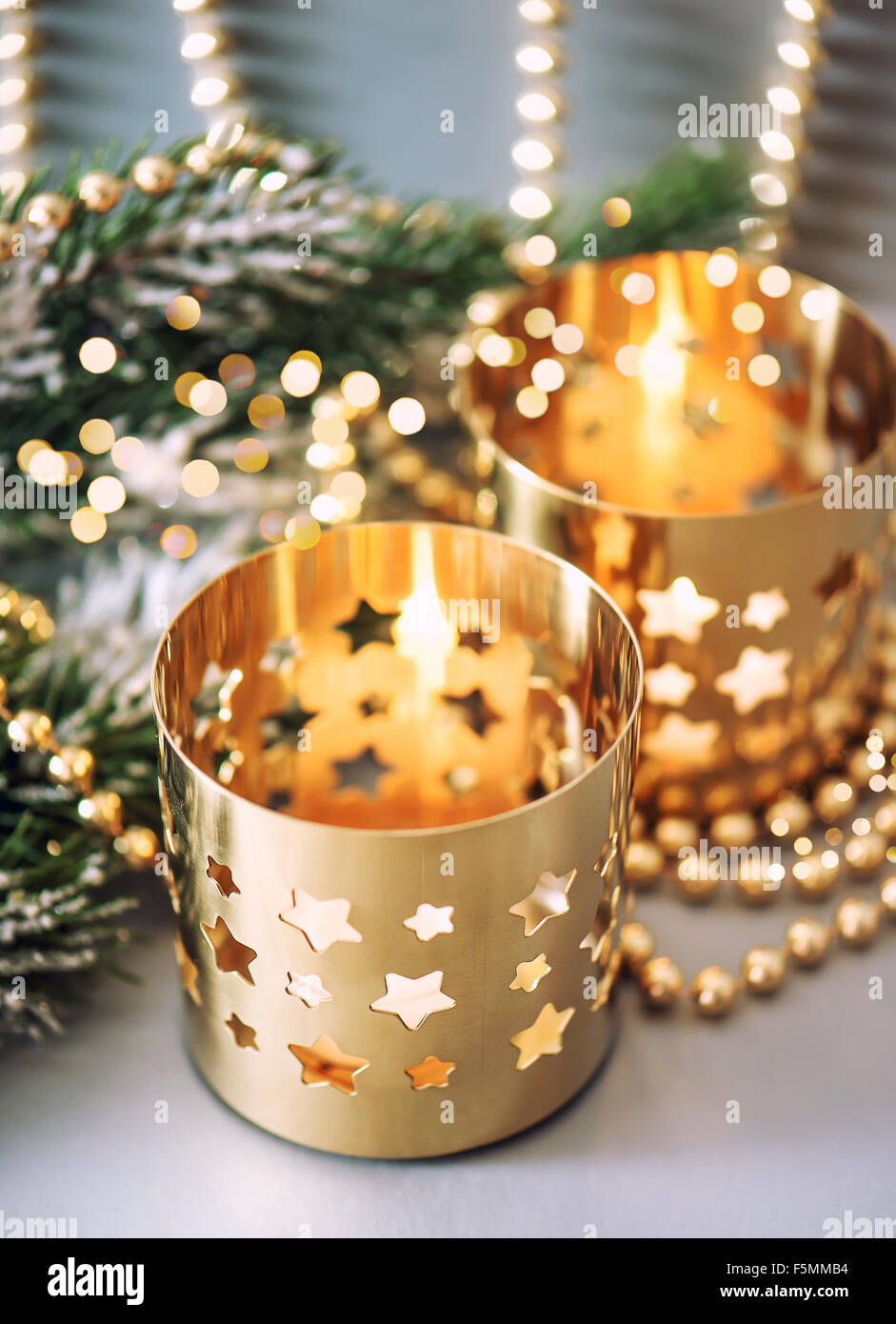 Decorazione di natale con golden lanterne e luci meravigliose Foto Stock