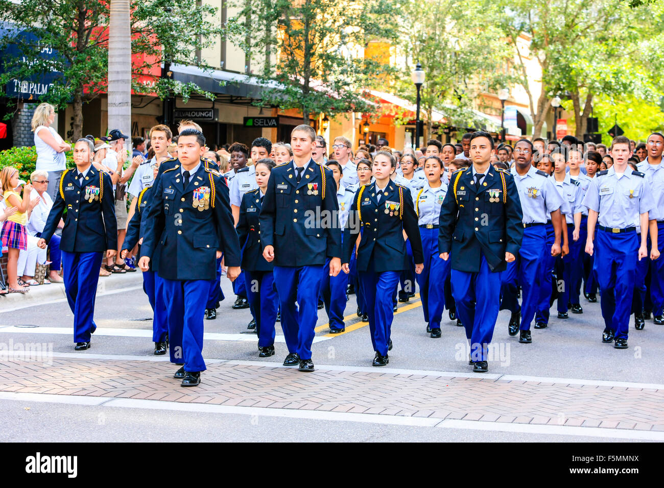 Sarasota High School ROTC cadetti prendere parte a Sarasota FL Memorial Day parade Foto Stock