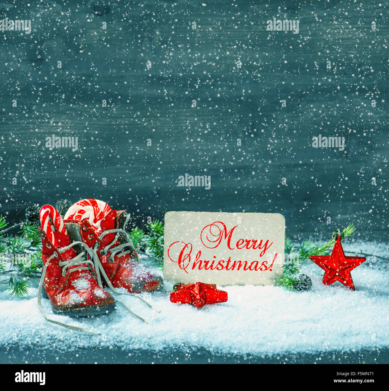 Vintage Immagini Natalizie Antiche.Vintage Decorazione Di Natale Stelle Rosse E Antichi Scarpe Per Bambini Nella Neve Foto Stock Alamy