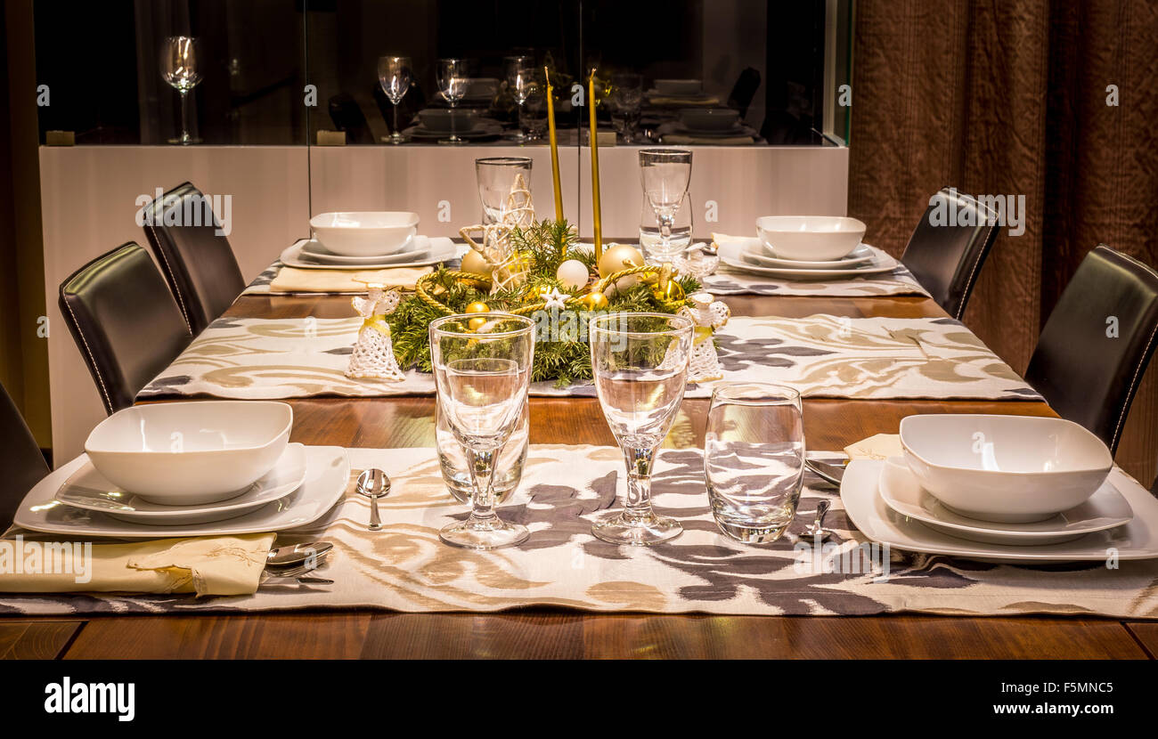 Natale impostazione tavolo preparato per la cena di gala Foto Stock