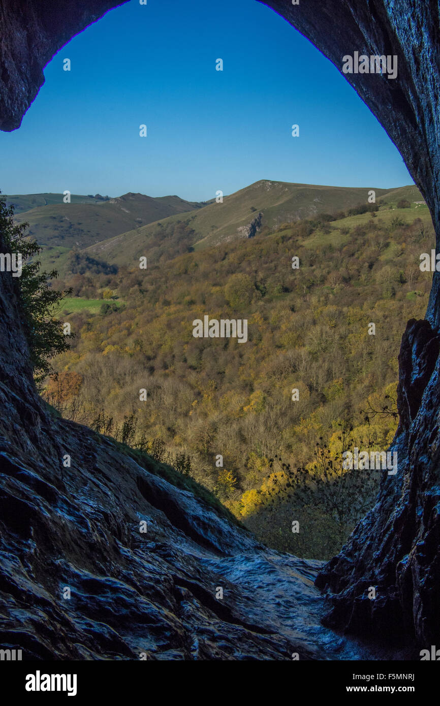 Vista dall'interno di 'Thors grotta", nell'Stafffordshire Peak District nei pressi del villaggio di Wetton, Inghilterra. Foto Stock