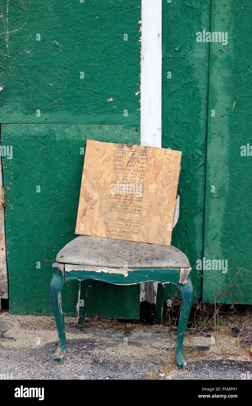 Vecchia sedia verde contro la parete verde contea di Coos New Hampshire New England USA Foto Stock
