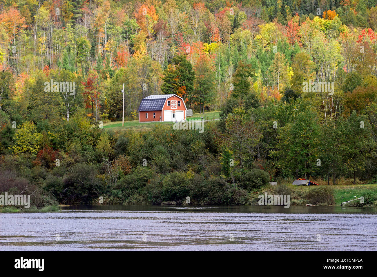 Fogliame con granaio rosso Coos County New Hampshire New England USA Foto Stock