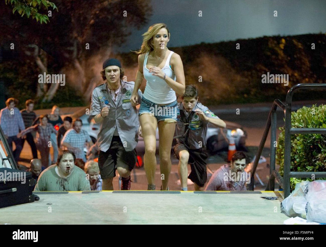 Scout GUIDA ALLA Zombie Apocalypse 2015 Broken Road Productions film con Sarah Dumont Foto Stock