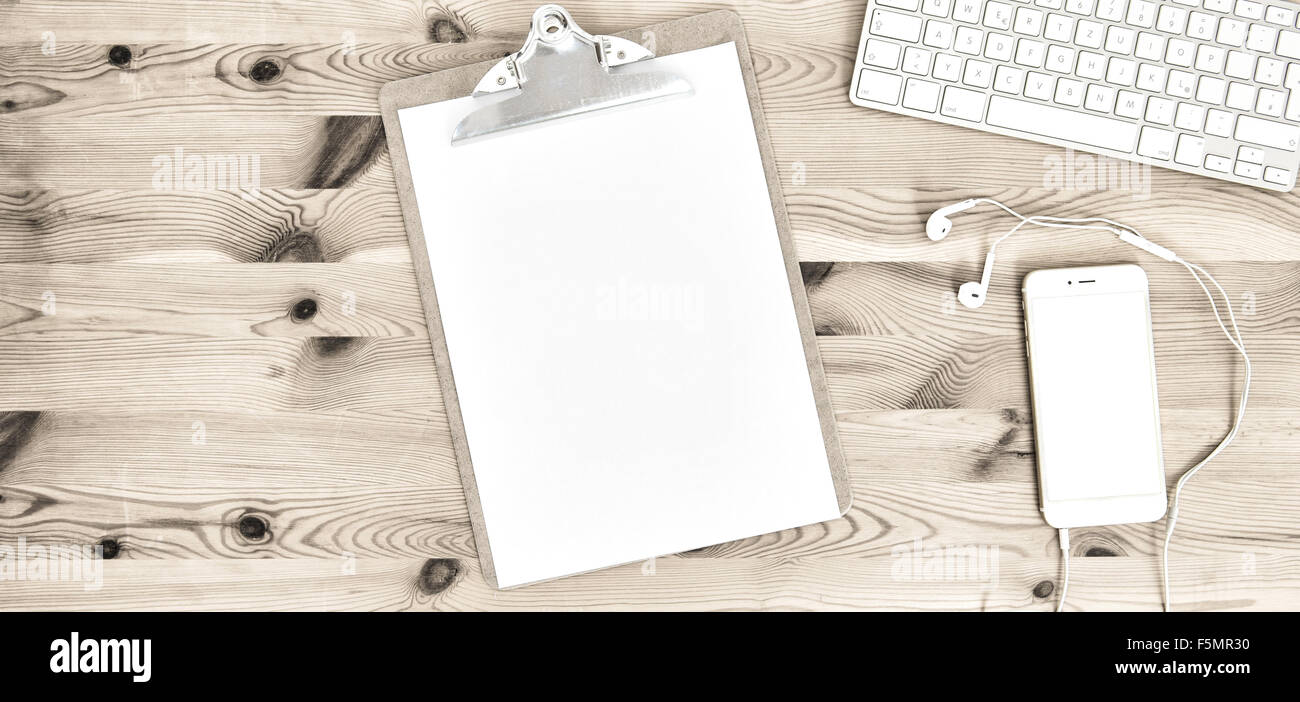 Office Workplace con appunti, carta, tastiera, telefono e le cuffie. Workstation aziendali Foto Stock