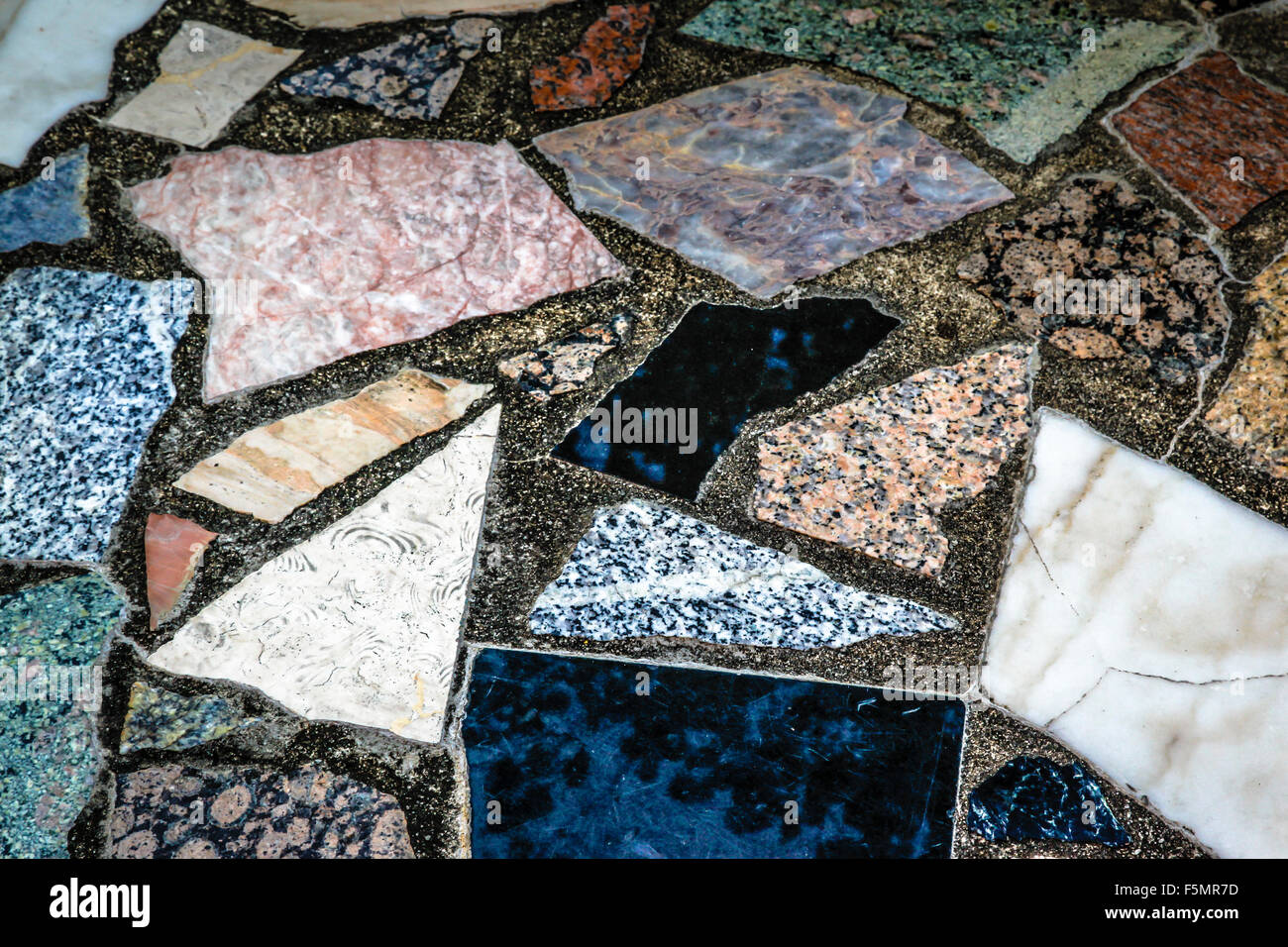 Colorata e fantasiosa Close up dettaglio di un mosaico composizione dei pavimenti esterni Foto Stock