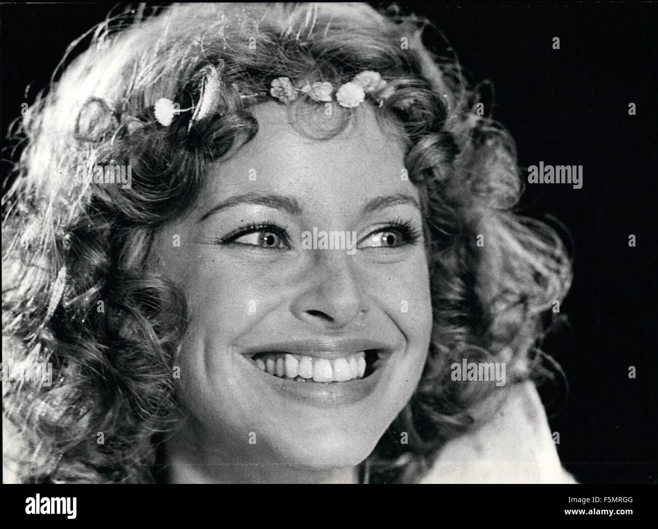 1975 - Sydne Roma in ''abbraccia e altre cose'' affascinante Sydne Roma (foto), che è stato scoperto da Roman Polanski per il suo film ''?'' svolge uno dei ruoli principali nel nuovo film ''abbraccia e altre cose'' che corre in Occidentale-germania dal dicembre 1975. Il film, una commedia circa due donne e un uomo, è diretto da Jochen Richter. © Keystone Pictures USA/ZUMAPRESS.com/Alamy Live News Foto Stock