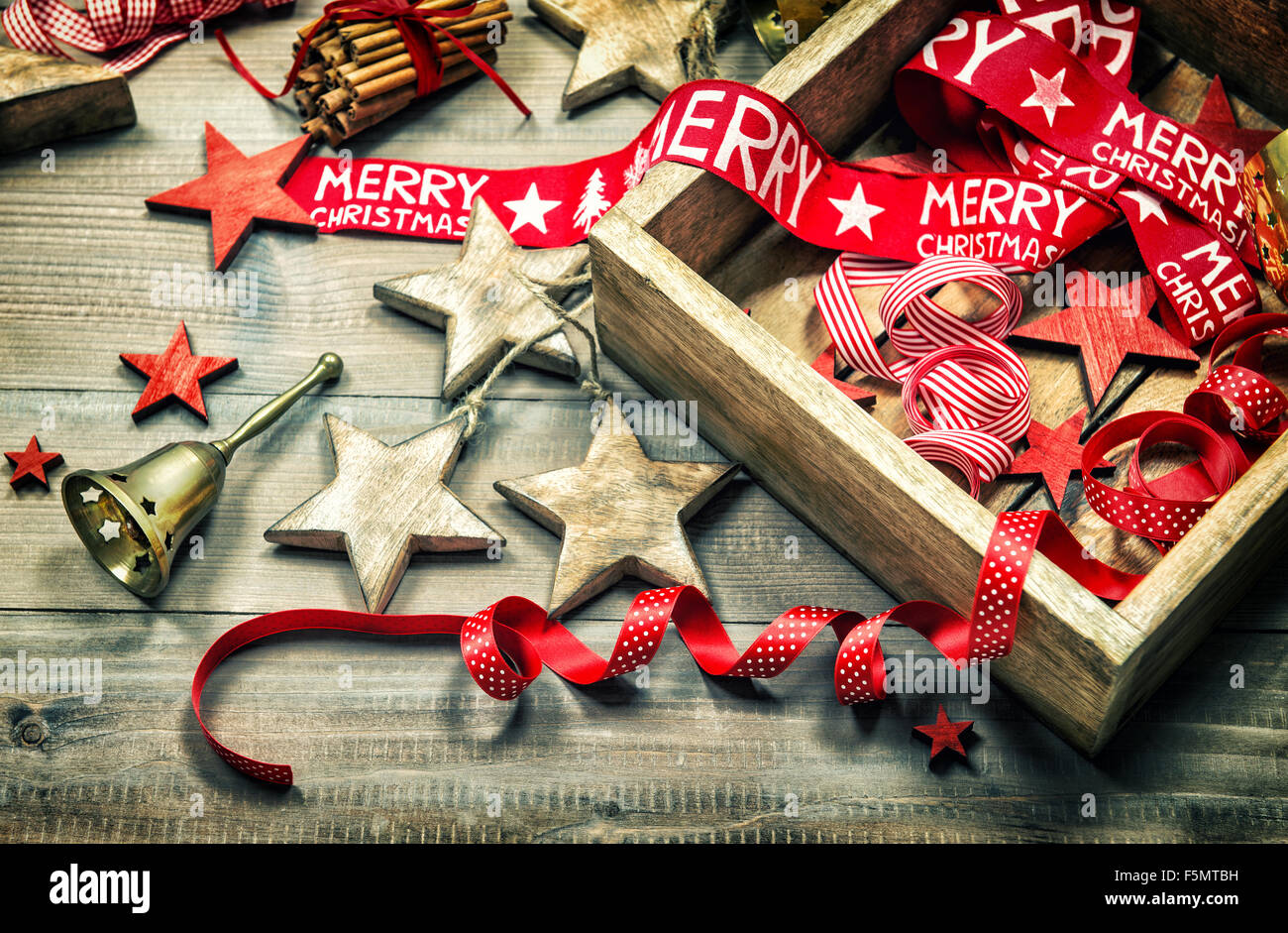 Natale ornamenti e decorazioni in legno rustico sfondo. In stile retrò di colore scuro immagine con vignette Foto Stock