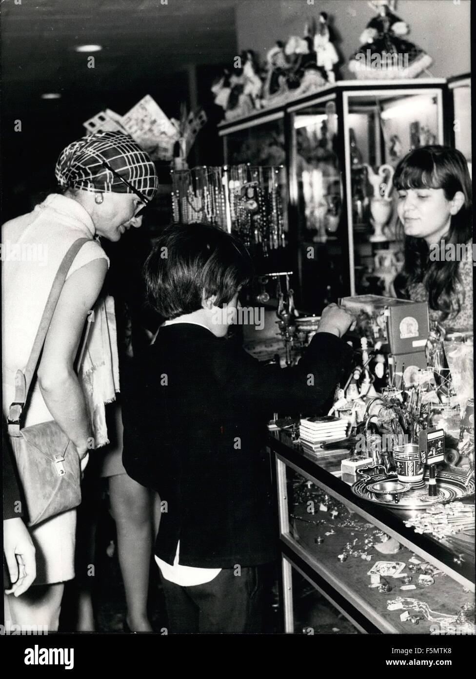 1972 - Jackie Kennedy Onassis uno di Jackies hobbystica è la collezione di antichi waich è ora skorpios e saranno prese in questi giorni. Nella foto di Jackie in negozi di Atene. (Credito Immagine: © Keystone Pictures USA/ZUMAPRESS.com) Foto Stock