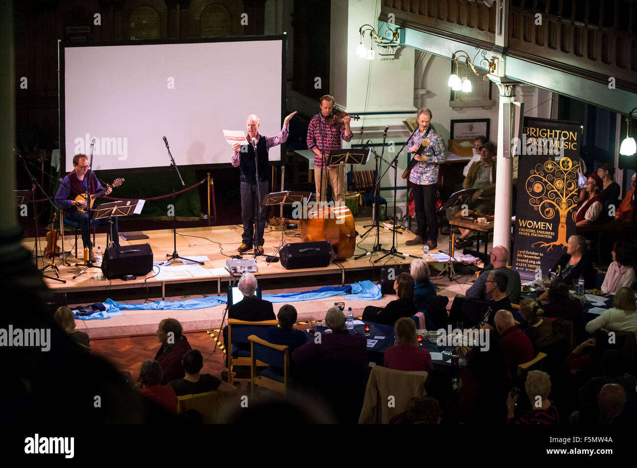 Brighton, Regno Unito. Il 6 novembre 2015. Brighton Early Music Festival prestazioni di lascivo Strumpets costante e mogli: Hit ballate del xvii secolo. Il concerto presso la chiesa di San Giorgio, in Kemptown, Brighton, offre il Carnevale e la banda è stata aiutata dalla Comunità BREMF Coro e presentato da Christopher Marsh e Angela McShane. Credito: Francesca Moore/Alamy Live News Foto Stock