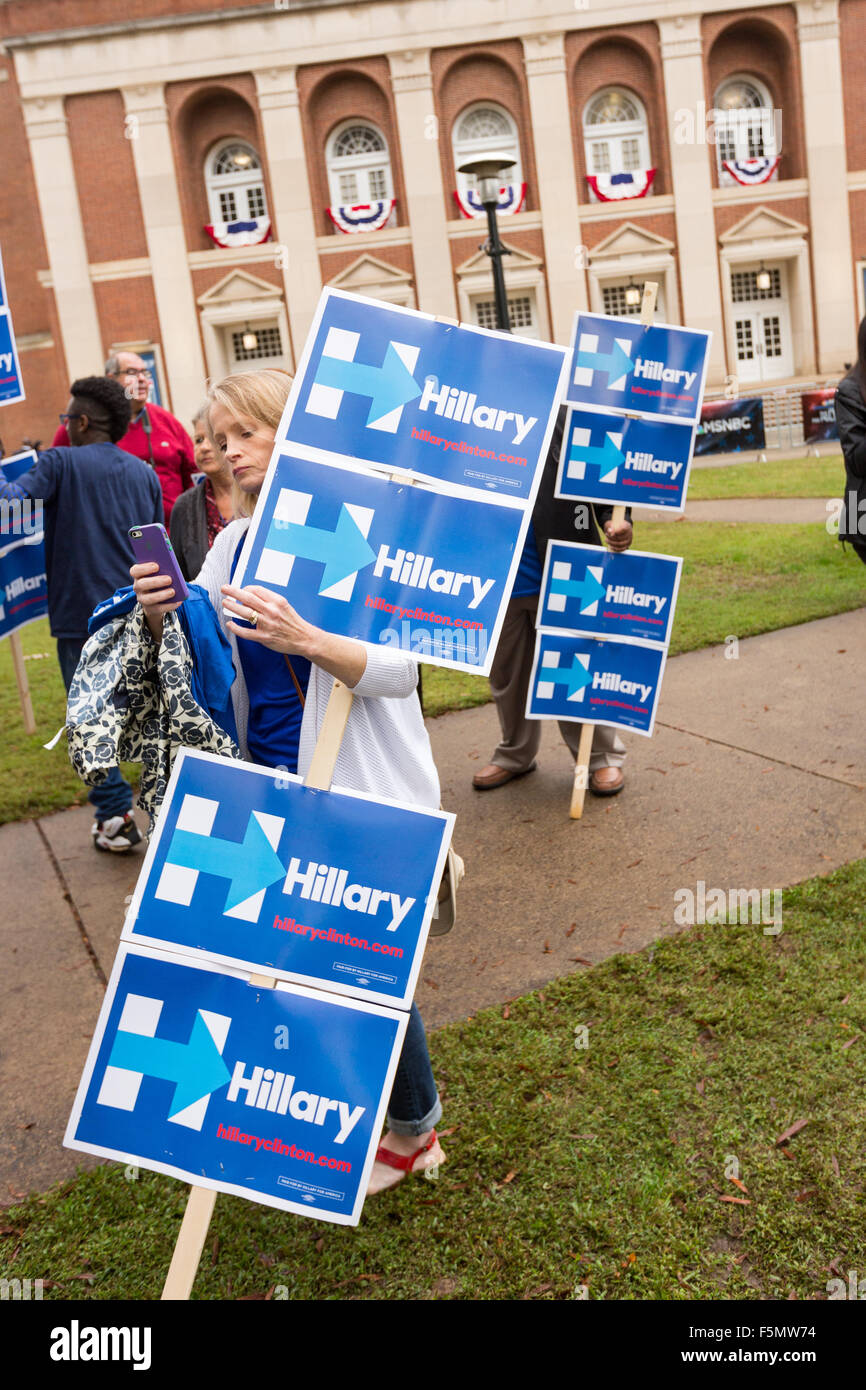 Rock Hill, South Carolina, Stati Uniti d'America, 6 Nov, 2015. I sostenitori del candidato presidenziale democratico Hillary Rodham Clinton rally al di fuori della Byrnes Auditorium dove il primo nel Sud candidati Forum si terrà a Winthrop University Novembre 6, 2015 in Rock Hill, Carolina del Sud. Foto Stock