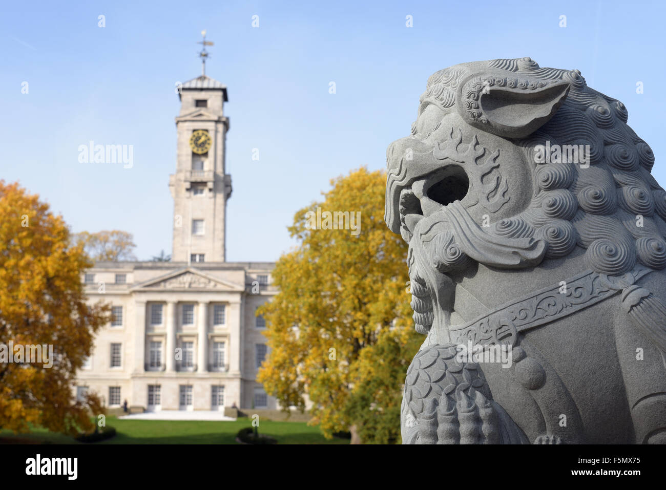 Il cinese leone di pietra di fronte a Trento edificio, Università di Nottingham Foto Stock