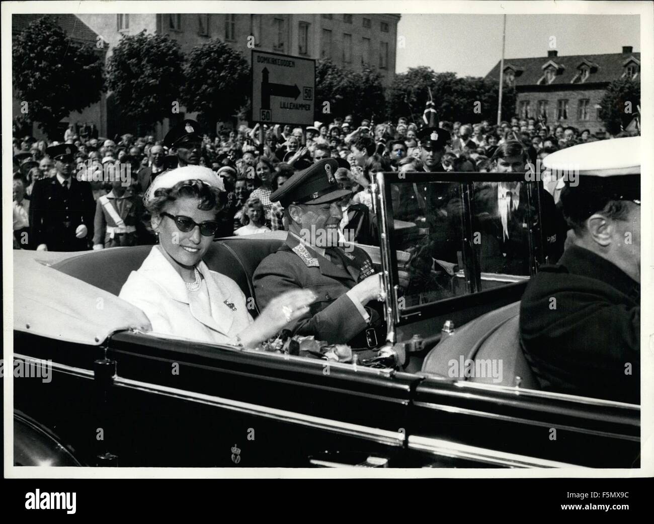1958 - Il 16 giugno H.M. Il Re Olav V di Norvegia inizia il suo viaggio da Oslo a Trondheim, dove i vescovi della Norvegia - il 22 giugno - sarà chiamata verso il basso una benedizione su di lui in Nidarosdomen (Cattedrale di Trondheim) dove l'incoronazione del Re defunto Haakon VII ha avuto luogo il 22 giugno 1966. H.M Re Olav V ha lasciato la sua residenza, Skaugum vicino a Oslo, insieme con la sua figlia S.A.R. La principessa Astrid nella mattinata del 16 giugno per iniziare il suo viaggio in tutta la Norvegia meridionale. Il re è la guida in un aperto cabriolet e la Royal corteo conta 5 auto mentre si stampa, radio, TV, ecc sono fol Foto Stock