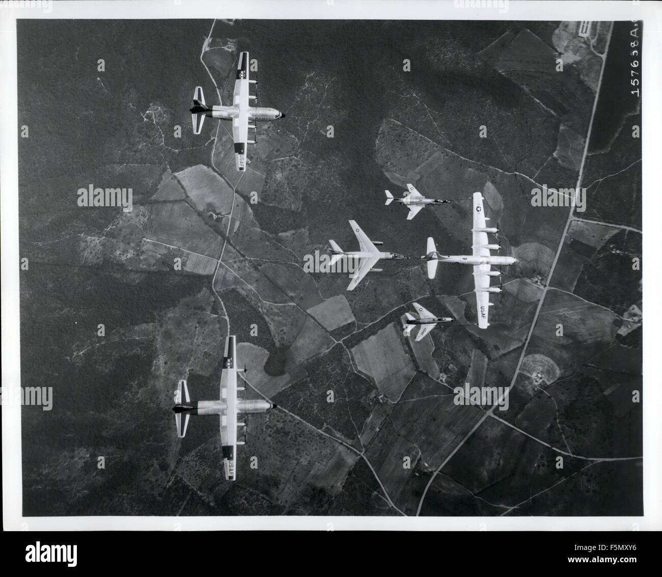 1952 - velivoli che compongono Tactical Air ordine di forza composita posare per un airborne ritratto di famiglia. La Boeing KB-50 Petroliera antenna porta il pacco, il rifornimento di carburante un North American F-100 'Super'' Sabre (ala destra), un Douglas B-66 bombardiere tattico (a coda di petroliere) e TAc più recente aggiunta della RF-101 supersonico a getto di ricognizione, sulle petroliere lato sinistro. Fiancheggianti la formazione sono Lockheed C-130 Hercules trasporto turboelica che danno personale e alimentazione di backup airlift per combattere Tactical Strike forze in aree di avanzamento. Tactical Air Command aeromobili non mostrato includere sisterships del ''S Foto Stock