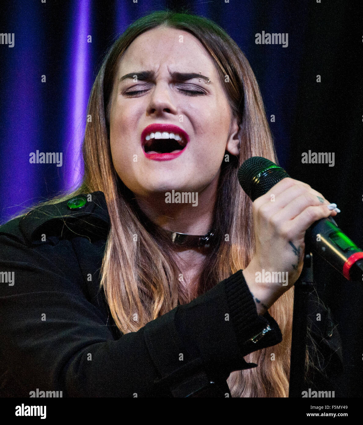 Bala Cynwyd, PA, Stati Uniti d'America. 4 Novembre, 2015. American Singer-Songwriter JoJo visite Q102. © Paul Froggatt/FamousPix/Alamy Foto Stock