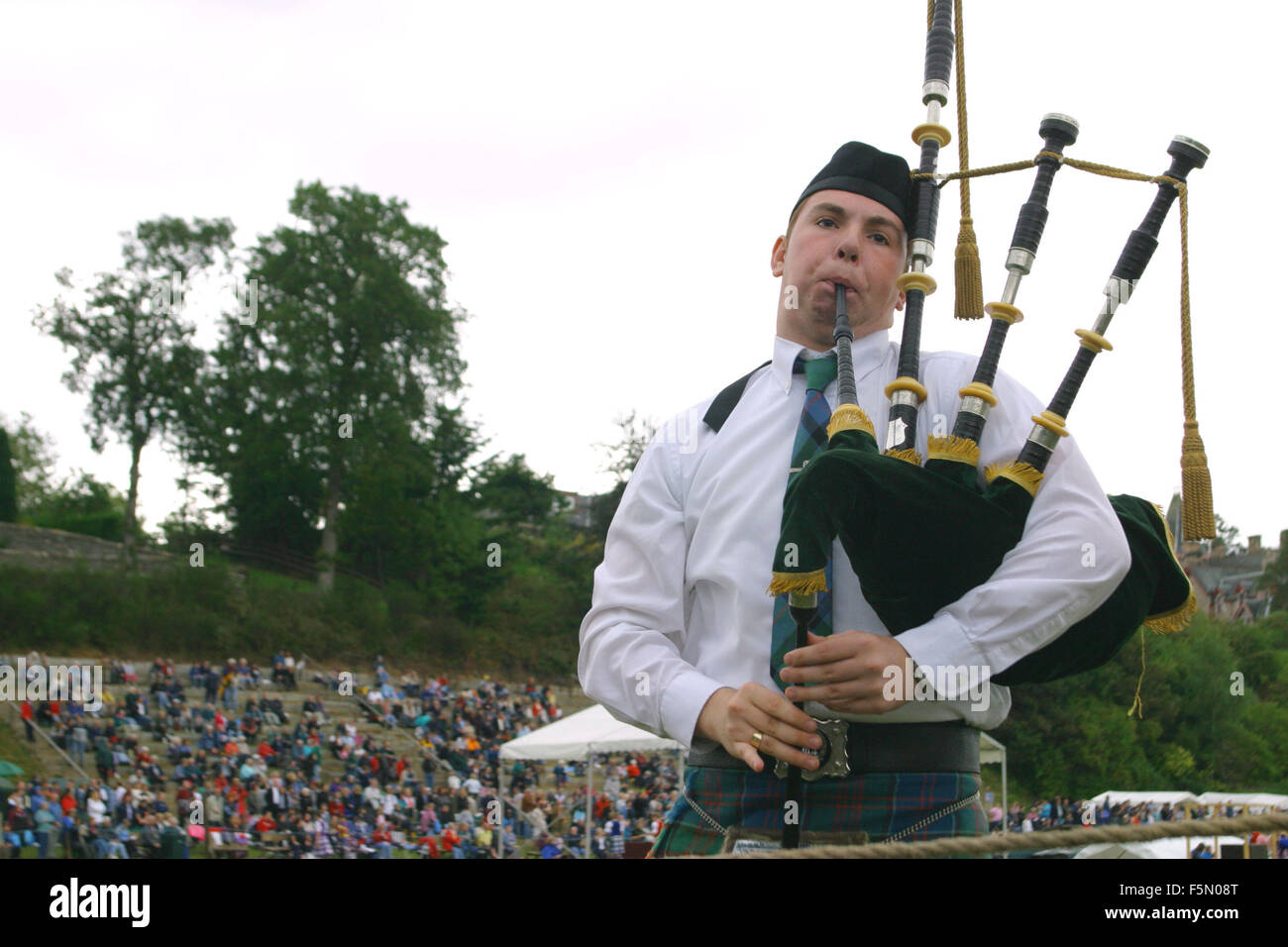 Pitlochry, Perthshire Scozia. Xviii Sep, 2003. La Pitlochry Highland Games si svolgono ogni anno - e sono stati per secoli nelle Highlands della Scozia. Giochi delle Highland includono 'lanciare la cabre' highland dancing' 'tug O war' e molti altri sport più tradizionali con il suono di zampogne tutto intorno. Caratteri colorati può essere visto indossando il tradizionale scozzese tartan abbigliamento (talvolta mis-denominato plaid) e naturalmente il kilt. Nella foto: Piper Donald Milne suona la cornamusa durante il concorso di musica. (Credito Immagine: © Ruaridh Stewart/ZUMApress.com) Foto Stock