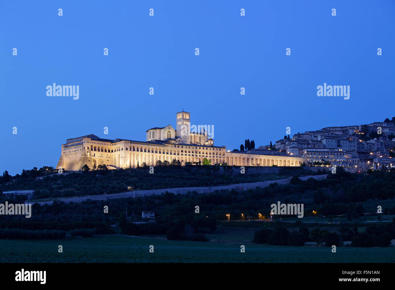 Basilica di San Francesco d'Assisi all'imbrunire, Assisi, Italia Foto Stock